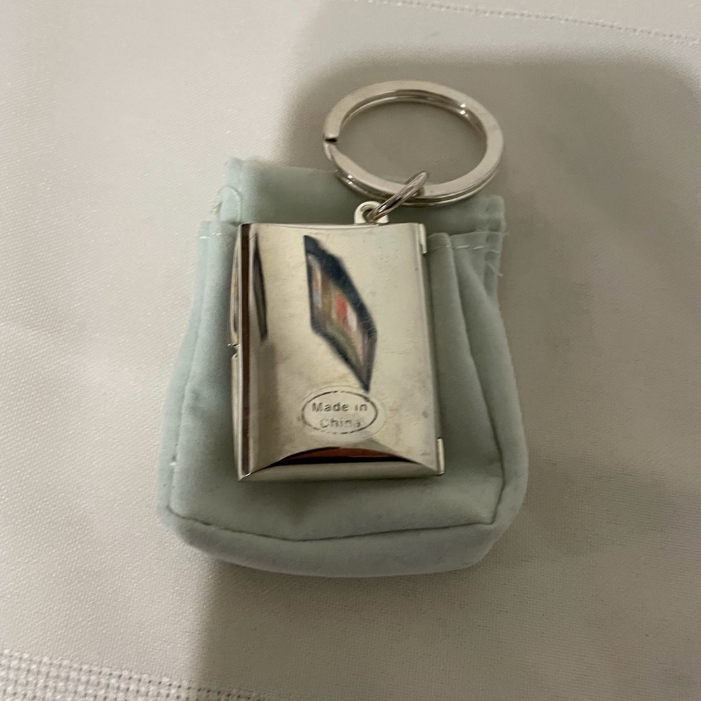Locket Keychain - Picture 2 of 3